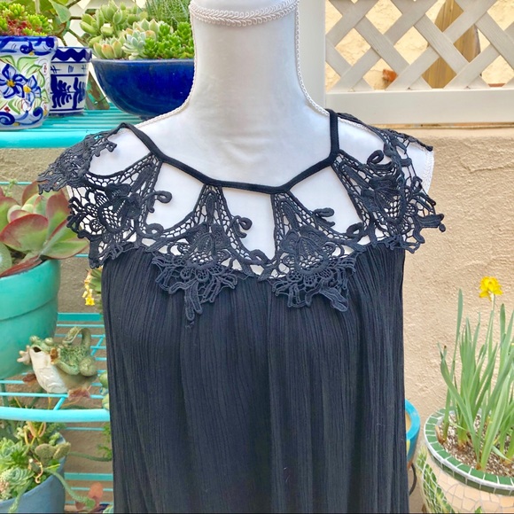 LuLu’s Caged Lace Neckline Shift Dress - Picture 2 of 8